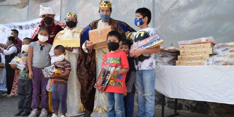 Los tres reyes magos y el DIF municipal de Cuernavaca, hacen entrega de juguetes a niños de la capital morelense