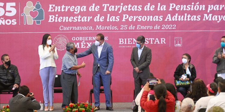 Cuauhtémoc Blanco hace entrega de tarjetas bienestar a personas mayores de 65 años