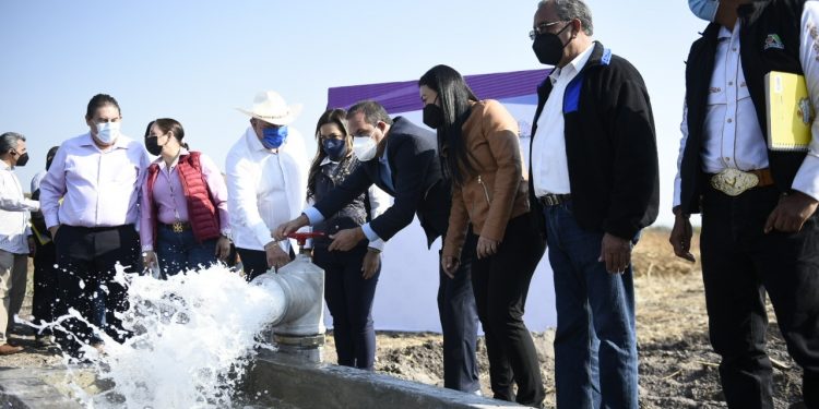 Cuauhtémos Blanco hace entrega de obras para abastecer de agua a sector agrícola de Axochiapan y Jantetelco