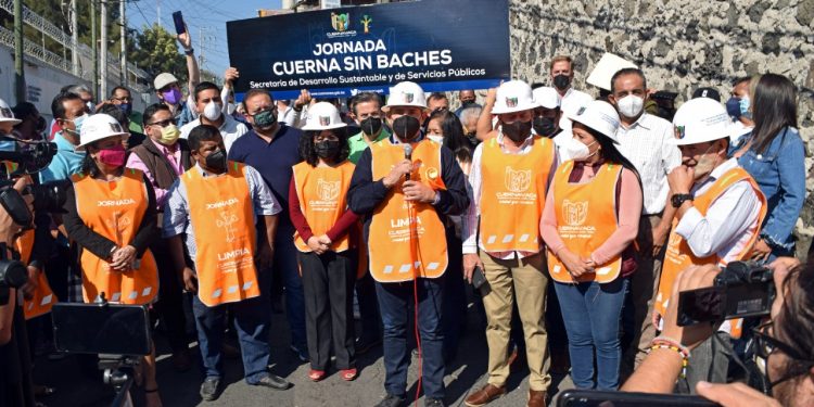 José Luis Urióstegui da banderazo a arranque de jornada de bacheo en calles de Cuernavaca