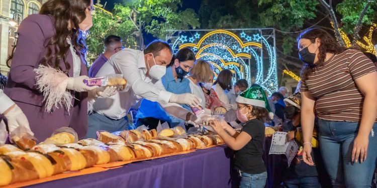 Realiza DIF Morelos tradicional partida de rosca de reyes