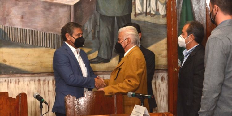 Dona obra artística el maestro Víctor Manuel Contreras al municipio de Cuernavaca