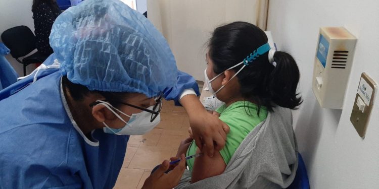 En lucha contra la COVID-19, aplican dosis de refuerzo a personal de salud en Morelos