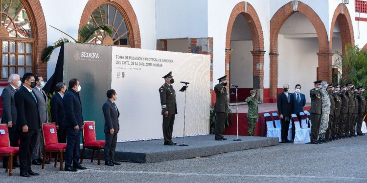Cuauhtémoc Blanco Bravo funge como testigo en la toma de protesta del nuevo comandante de la 24/a Zona Militar