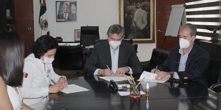 José Luis Urióstegui formaliza convenio de donación de luminarias para la ciclopista de Vista Hermosa