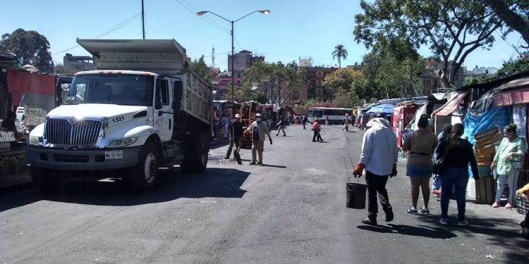 Autoridades y comerciantes realizan mantenimiento en el Mercado Adolfo López Mateos