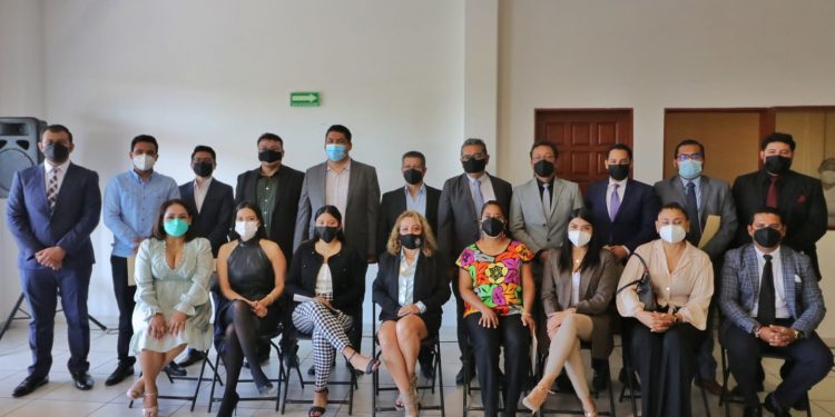 Francisco Zavala realiza entrega de constancias del diplomado en finanzas públicas municipales