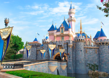 Disneyland California dejará entrar a vacunados contra COVID-19 sin cubrebocas al parque