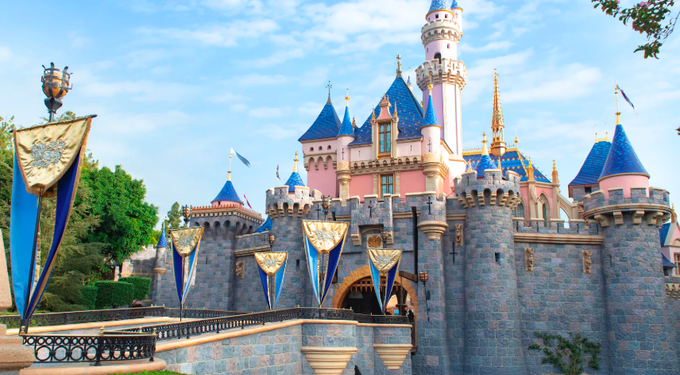 Disneyland California dejará entrar a vacunados contra COVID-19 sin cubrebocas al parque