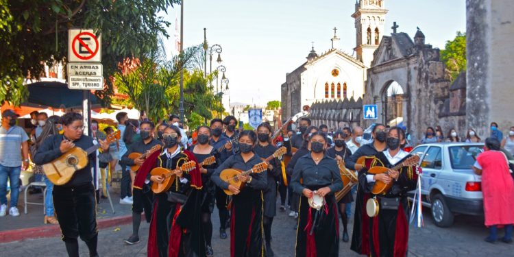 Con las tradicionales callejoneadas, estudiantes buscan reactivar el turismo en Cuernavaca