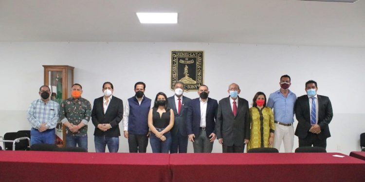 Comparece ante los diputados locales el titular de educación