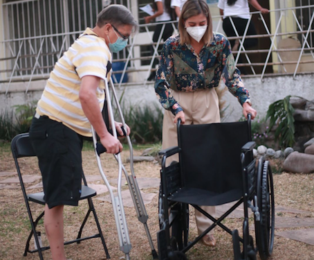 La diputada local Andy Gordillo realiza entrega de sillas de ruedas a habitantes de Cuernavaca