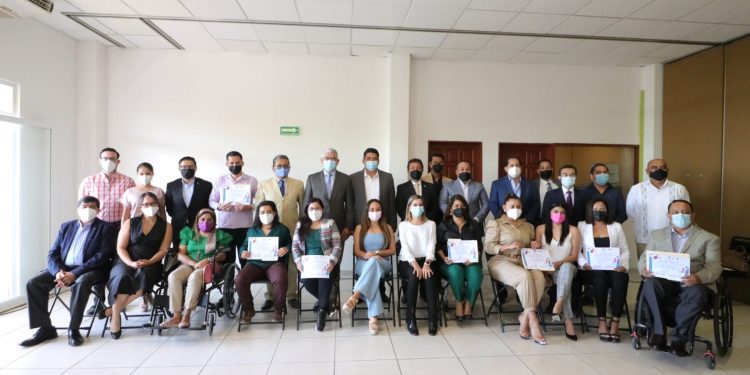 Legisladores locales hacen entrega de diplomas del taller “Técnica y práctica legislativa” organizado por el IIL