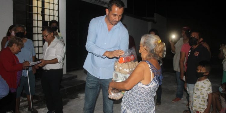 Arturo Pérez Flores realiza entrega de despensas a familias afectadas por inundaciones
