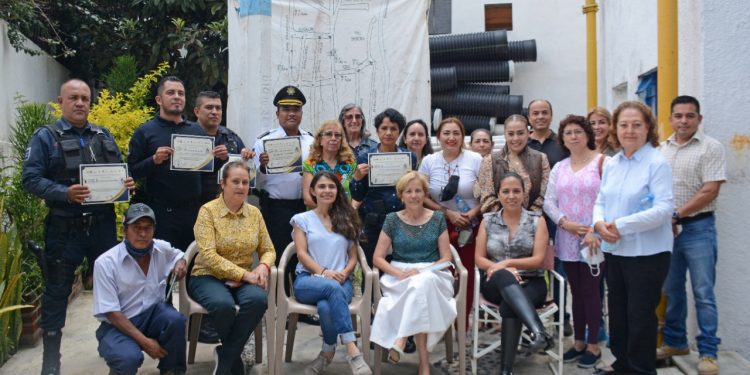 Reconocen vecinos a policías preventivos y viales de Cuernavaca por trabajos en materia de seguridad