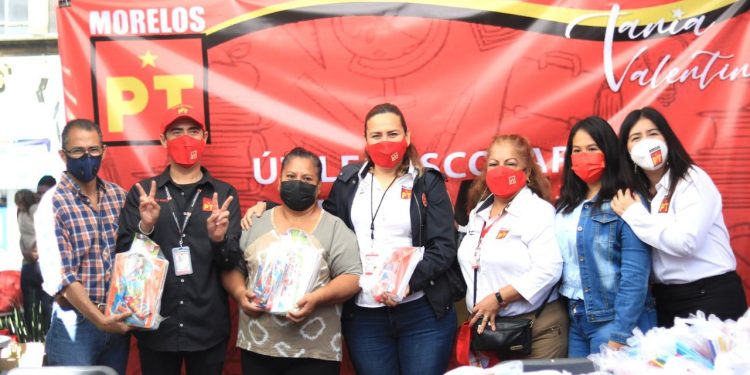 Realiza Tania Valentina primera entrega de útiles a bajo costo