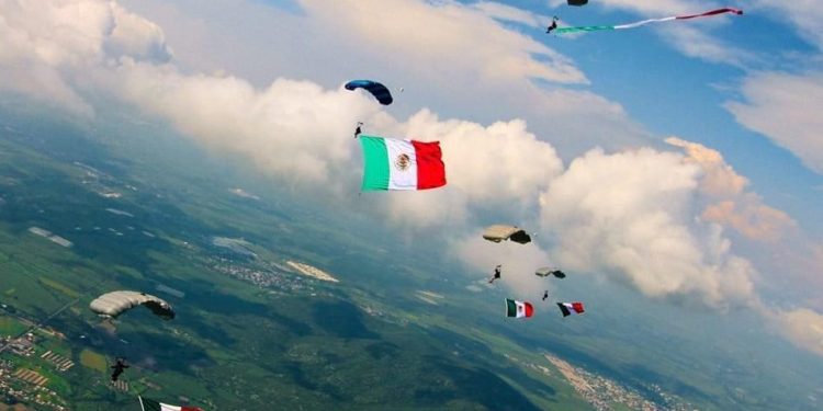 Organiza diputada Veronica Anrubio salto en paracaídas para conmemorar la Independencia de México