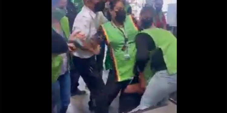 Video: Mujeres armar trifulca en Bodega Aurrera; Se enteraron que compartían al mismo hombre
