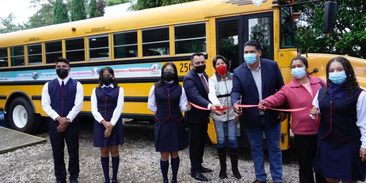 Paco Sánchez y padres de familia del CBTA realizan entrega de autobús escolar a autoridades del plantel