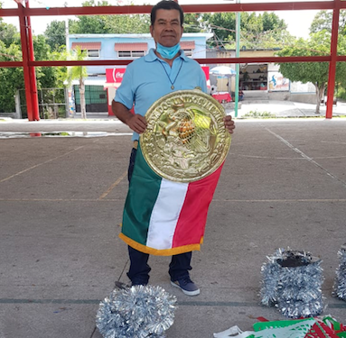 Entrega diputada Verónica Anrubio paquetes de material para las fiestas patrias