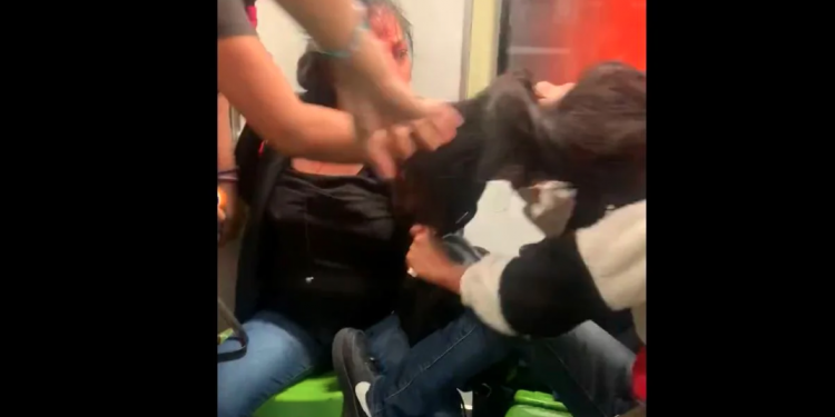 VIDEO: Mujeres arman tremendo zafarrancho en el metro de la líne 9