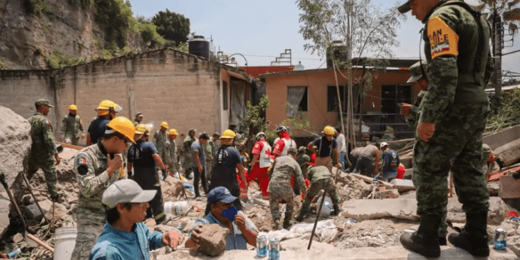 Logran rescatar a 3 adultos y a un menor tras derrumbe de un cerro en Cuernavaca