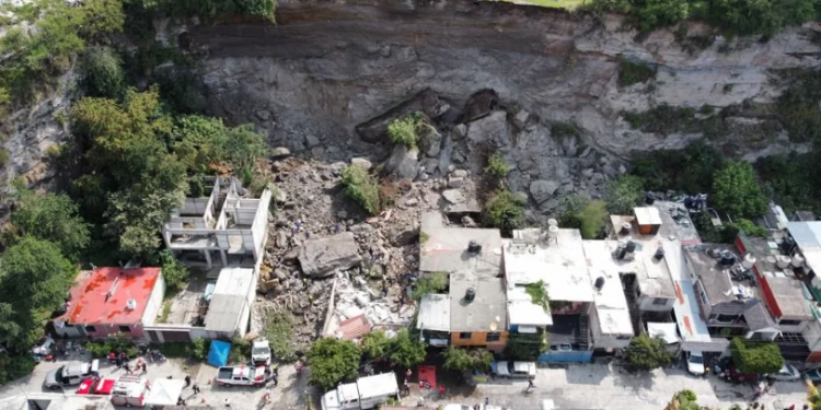 Autoridades confirman el deceso de dos personas tras derrumbe de cerro en Cuernavaca