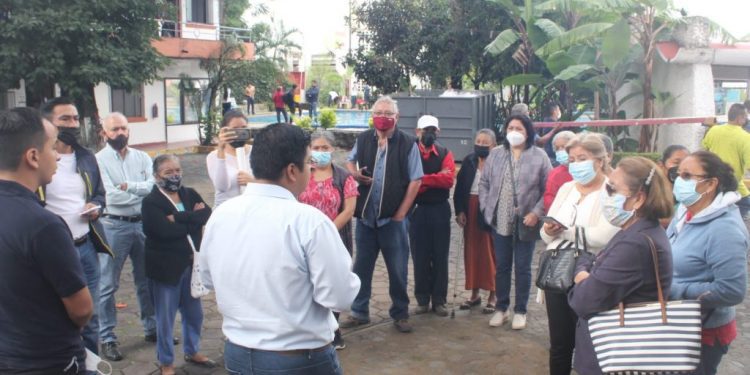 Atiende gobierno municipal inquietudes de vecinos de la Colonia Universo
