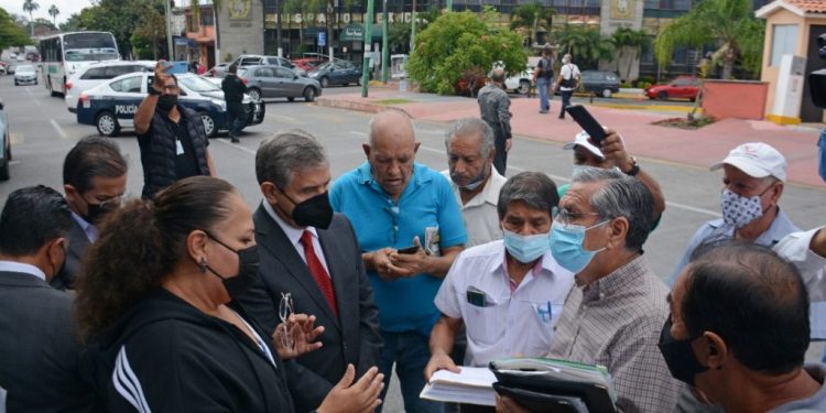 Atiende José Luis Urióstegui a trabajadores pensionados y jubilados inconformes de SAPAC
