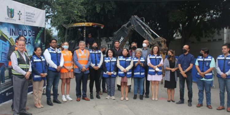 José Luis Urióstegui, integrantes del Cabildo y la diputada Andrea Gordillo dieron el banderazo de arranque de las obras