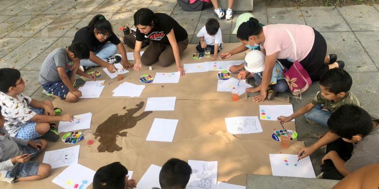 Gran afluencia y participación de niñas y niños en el “Taller de acuarela”, en los patios de la estación
