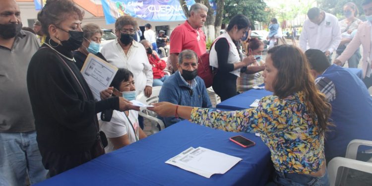 Entrega ayuntamiento de Cuernavaca y fundación Ver Bien aparatos auditivos