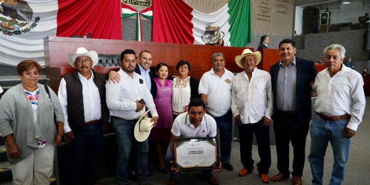 Reconoce diputados a la banda de guerra del ejido de Cuautla por sus 73 años e participación en ceremonias cívicas