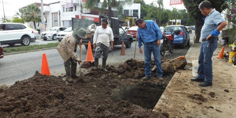 Continúa SAPAC con trabajos de reparación de fuga en Plan de Ayala