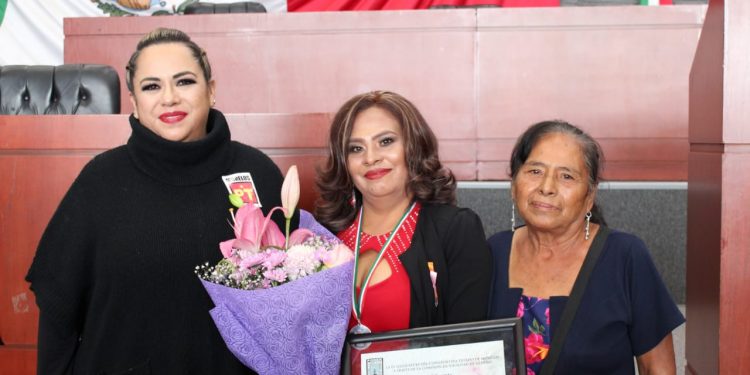 Entrega Congreso del estado de Morelos presea Xochiquetzali 2022 a Rosalba Flores Romero
