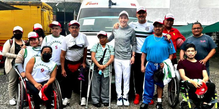 Eliasib Polanco refrenda apoyo con uniforme a selección Cuernavaca de básquetbol adaptado