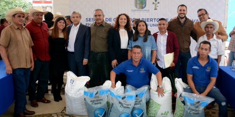 Autoridades del ayuntamiento de Cuernavaca realizan entrega de insumos a productores de aguacate