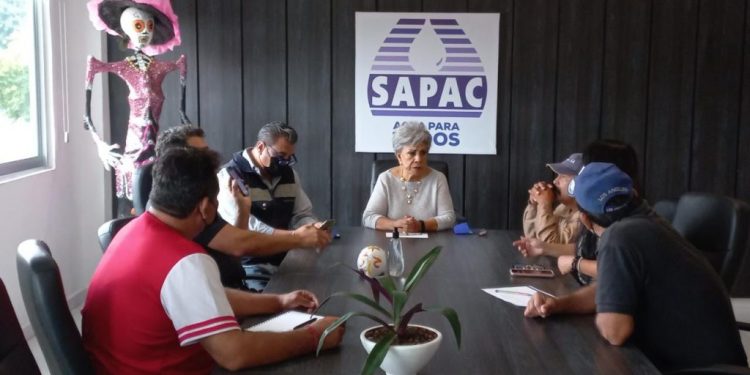 Celebran acuerdo SAPAC y vecinos inconformes de la calle Leyva