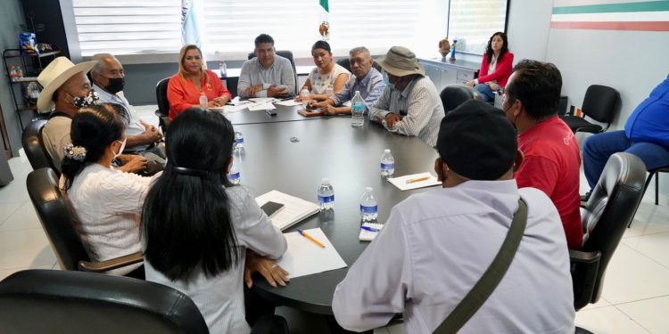 Reciben de diputados a habitantes inconformes de San Juan Tlacotengo