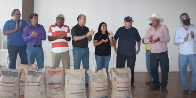 Entrega el ayuntamiento de Cuernavaca material para rehabilitación de caminos de saca