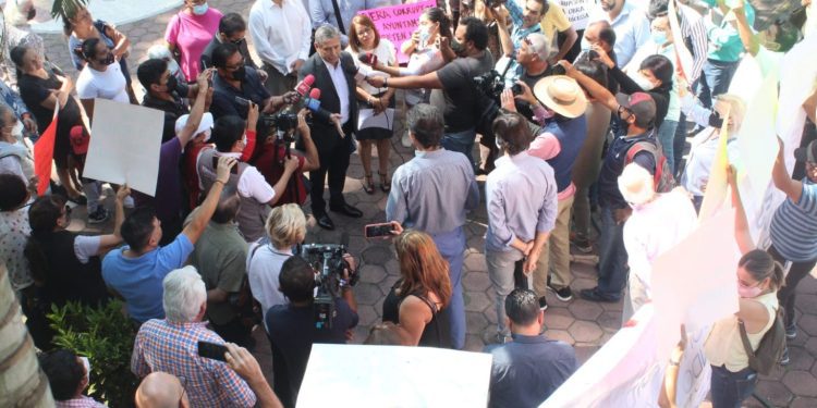 Reafirma José Luis Urióstegui apoyo a habitantes de la colonia Vistas Hermosa