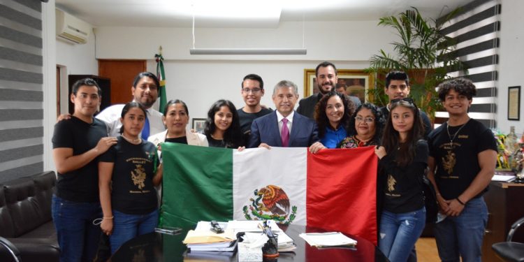 Abandera Urióstegui y regidores al ballet folklórico Xochiquetzalli para su primera gira fuera de México
