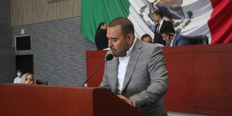 Propone Agustín Alonso reemplacamiento cada 6 años y no cada vez que se les ocurra