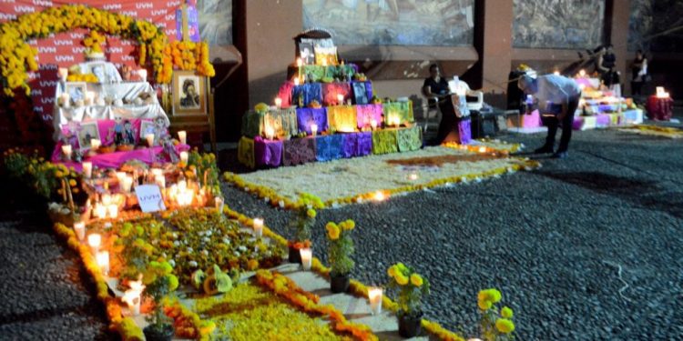 Familias de Cuernavaca se apropian de la celebración del Día de muertos en la Alameda