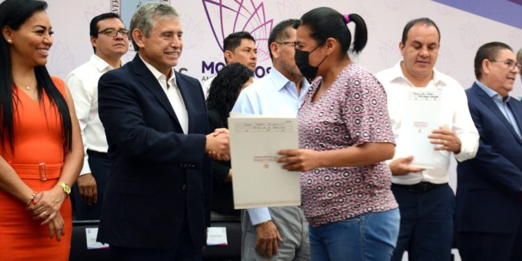 Atestigua Urióstegui la entrega de escrituras para vecinos de la Colonia Patios de la estación de Cuernavaca