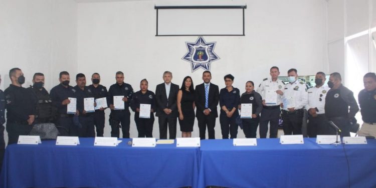 Entrega José Luis Urióstegui ascensos a polcías de Cuernavaca tras aprobar proceso del Servicio Profesional de Carrera