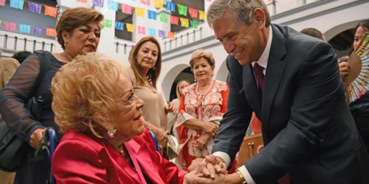 La actriz del Cine de Oro, Silvia Pinal visita la primaria en donde estudió en Cuernavaca