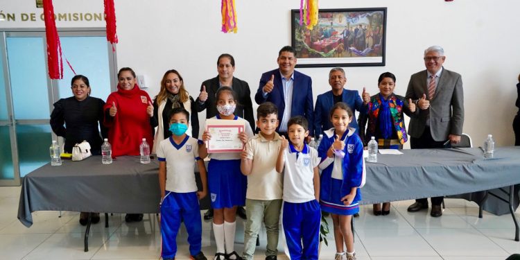 Premia diputado Alejandro Martínez Bermúdez a ganadores del 1er concurso de piñatas