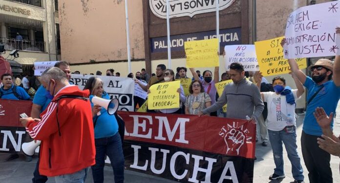 Trabajadores de la UAEM se manifiestan en el TECA; exigen pago de su aguinaldo