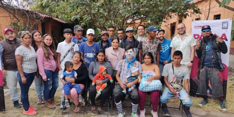 Convive Paola Cruz con jóvenes y adultos en situación de calle, limpiaparabrisas y malabaristas de semáforos en Cuautla
